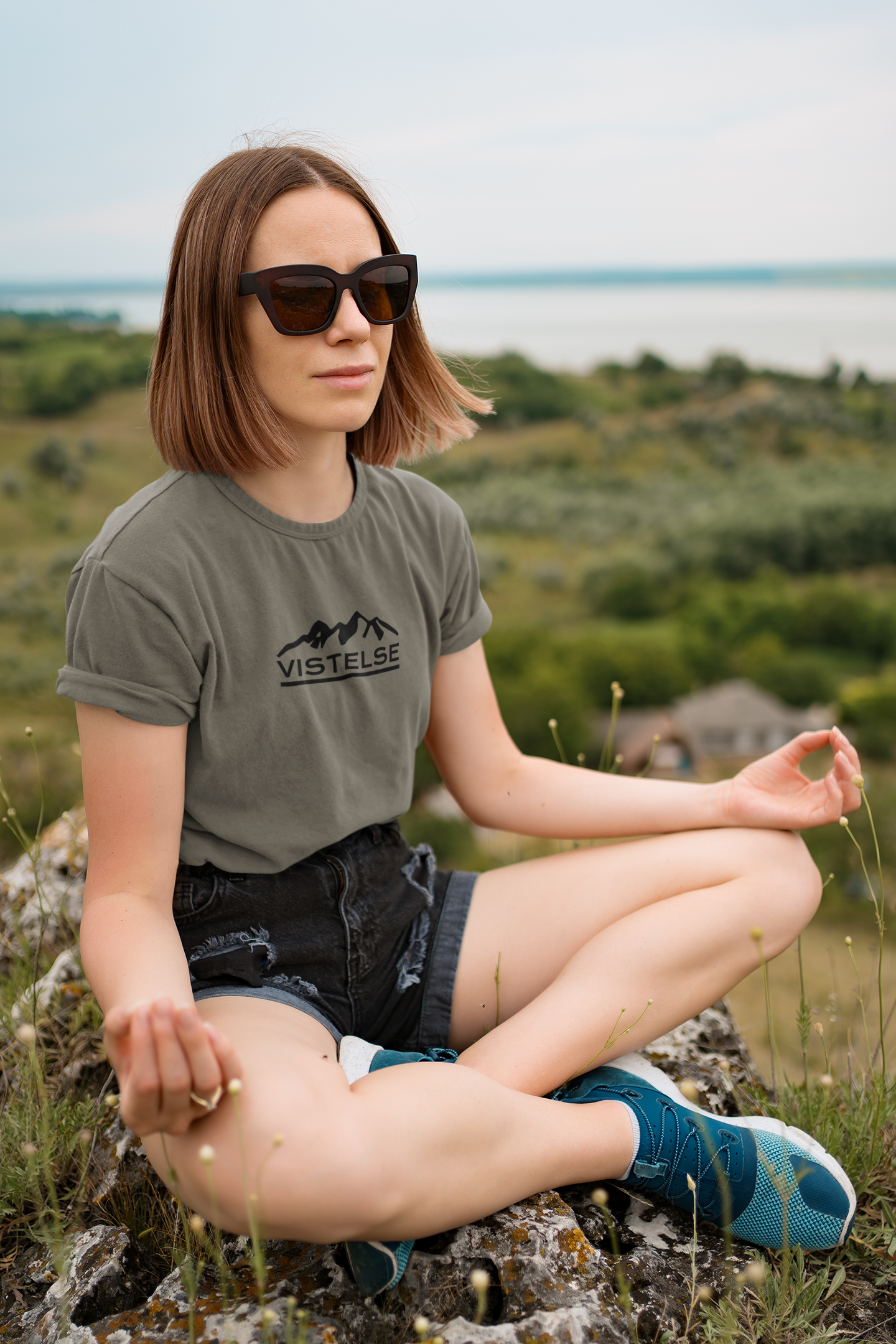 VISTELSE Mountains Black Unisex T-Shirt